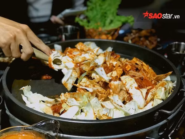 Bắt nguồn từ thành phố Chuncheon thuộc tỉnh Gangwon (Hàn Quốc), món ăn có cái tên khá dễ thương là sự kết hợp giữa từ Dak có nghĩa là gà, galbi có nghĩa là sườn hay còn gọi là lườn. Do đó, dễ dàng hình dung được Dakgalbi được làm từ lườn gà mềm mại và ngọt thịt, kết hợp với sốt gochujang - một loại tương ớt chua cay cho hương vị đậm đà. Độc đáo hơn, món còn ăn kèm với khoai lang, bắp cải, hành củ, bánh gạo và cà rốt. Sự kết hợp giữa vô vàn nguyên liệu đã tạo nên một món Dakgalbi hấp dẫn từ hình thức đến hương vị.