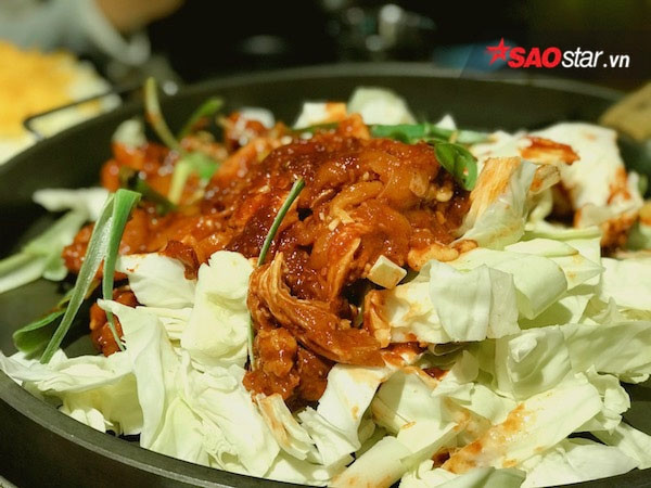 Khác hẳn vó những món ăn được chế biến trong nhà bếp rồi mang ra phục vụ thực khách, Dakgalbi có cách thưởng thức khá độc đáo. Món ăn được bày trên chiếc chảo gan to ngay giữa bàn tiệc và có bếp làm nóng phí bên dưới. Thực khách sẽ tự tay xào các nguyên liệu lại với nhau và thưởng thức ngay khi món còn nóng trên chảo.