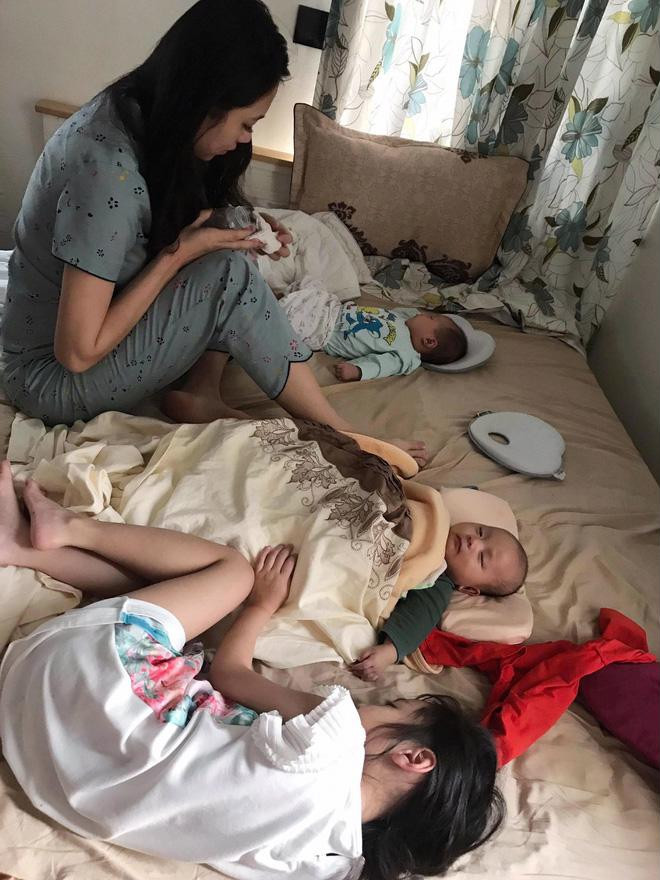 Hình ảnh bà mẹ sề một nách 3 con.