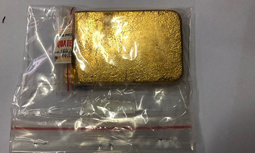 Miếng vàng “khủng” trong hành lý của hành khách nước ngoài bị phát hiện.