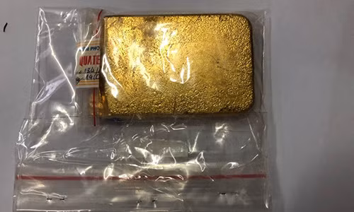 Miếng vàng “khủng” trong hành lý của hành khách nước ngoài bị phát hiện.