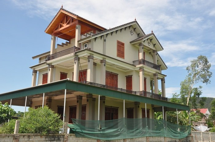 Những ngôi nhà xây dựng kiểu Thái giữa làng quê Mỹ Lộc.