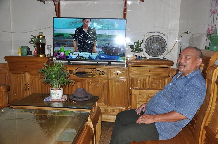 Ông Nguyễn Trọng Thiểu trong ngôi nhà khang trang của gia đình.