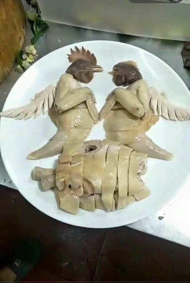 Món gà chặt xếp hình đôi uyên ương cực kì ấn tượng.