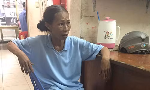 Bà Liễu hỏi về tình hình của con tại công an phường ngày 18-1.