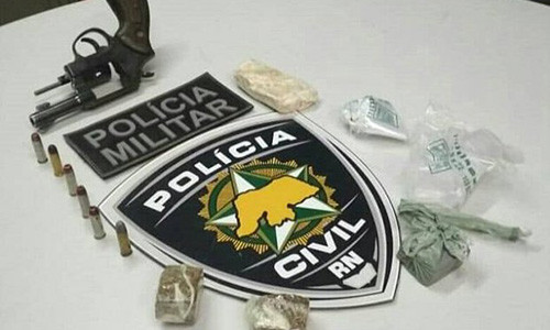 Tại hiện trường, cảnh sát phát hiện một khẩu súng lục, ngòi đạn và nhiều viên ma túy. Ảnh: FocusOnnews