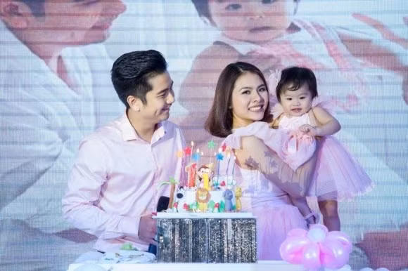 Vân Trang hạnh phúc bên chồng con.