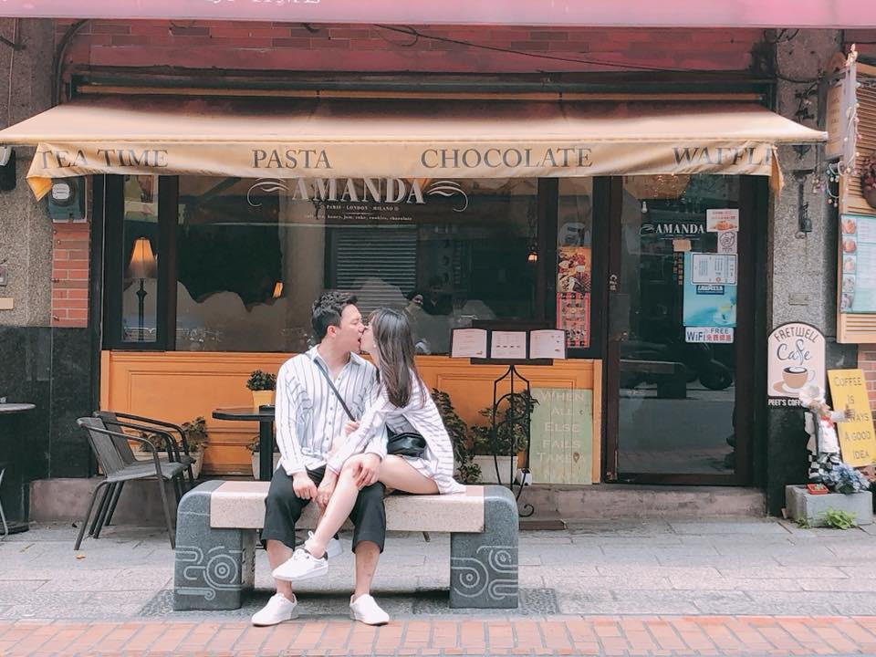 Biểu cảm gương mặt của Hari Won khi bị Trấn Thành cắn môi lúc hôn.