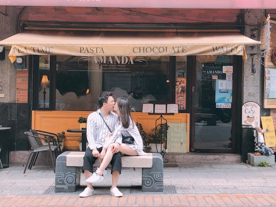 Biểu cảm gương mặt của Hari Won khi bị Trấn Thành cắn môi lúc hôn.