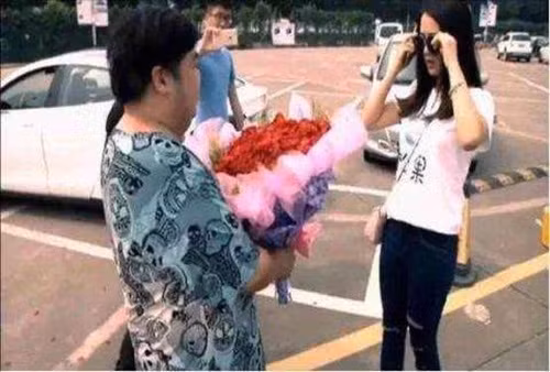 Gai xinh tu choi man to tinh giua pho cua thieu gia nha giau-Hinh-2