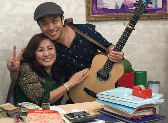 Khương chụp cùng mẹ của mình.