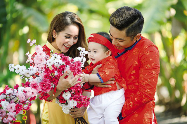 Gia đình nhỏ của Khánh Thi – Phan Hiển. Ảnh: TL