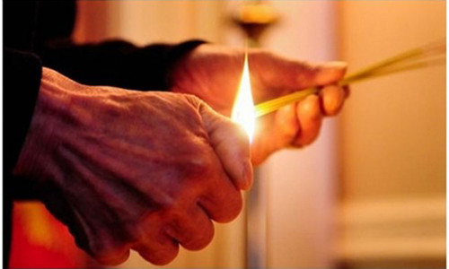 Thắp hương hay khấn liên tục trong những ngày Tết là điều không nên.