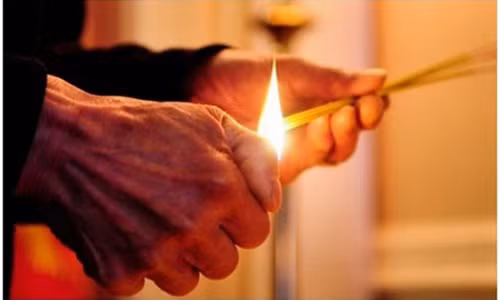 Thắp hương hay khấn liên tục trong những ngày Tết là điều không nên.