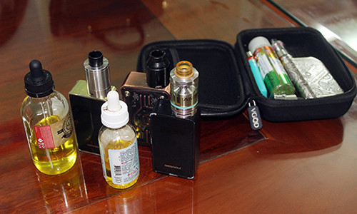 Tinh dầu chiết xuất từ shisha có mức gây nghiện rất cao, được Công an thu giữ trong quán bar.