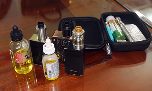 Tinh dầu chiết xuất từ shisha có mức gây nghiện rất cao, được Công an thu giữ trong quán bar.