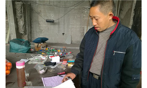 Ông Vương dành phần lớn thời gian để nghiên cứu thuật toán trúng số. Ảnh: Chengdu Commercial Daily.