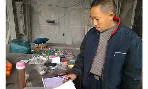 Ông Vương dành phần lớn thời gian để nghiên cứu thuật toán trúng số. Ảnh: Chengdu Commercial Daily.