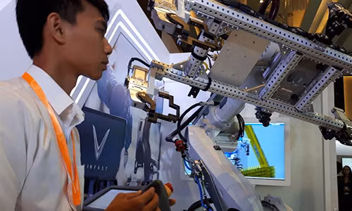 Xuong san xuat o to bang 1.200 robot lan dau tien xuat hien o Viet Nam