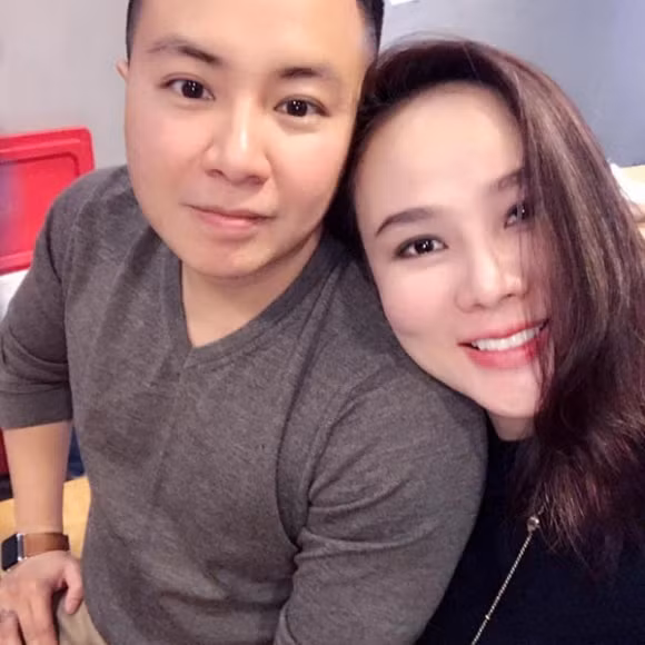 Được biết, bạn trai Dương Yến Ngọc kém cô đúng 1 giáp. Anh là người khá thành đạt trong cuộc sống, tự tin, chững chạc, có khí chất. Đây là người khiến cô bị “sét đánh” ngay từ lần đầu tiên gặp gỡ.