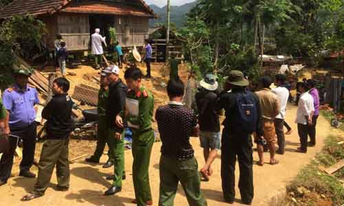 Công an Quảng Ngãi khám nghiệm hiện trường vụ án. Ảnh: Công an cung cấp.