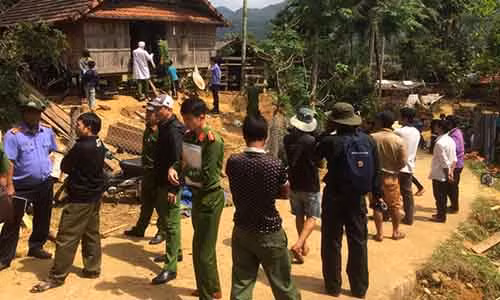 Công an Quảng Ngãi khám nghiệm hiện trường vụ án. Ảnh: Công an cung cấp.