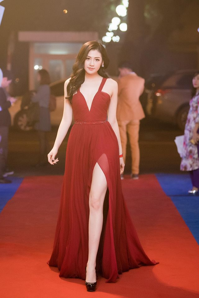 Điểm chung những bộ váy Á hậu Tú Anh mặc thường thiết kế xẻ sâu hun hút làm tôn lên số đo hình thể cực chuẩn cùng làn da trắng mịn, đôi chân dài miên man.