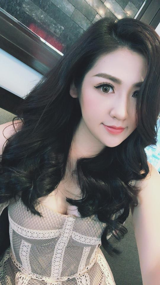 Từng khiến fan "đứng ngồi không yên" vì loạt hình ảnh tình tứ, thân mật bên Noo Phước Thịnh, Tú Anh luôn thu hút sự chú ý của cộng đồng mỗi lần xuất hiện đi sự kiện hay khoe ảnh đời thường trên mạng xã hội.