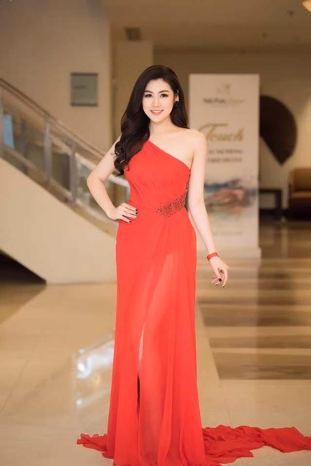 "Bạn gái tin đồn" của Noo Phước Thịnh thường diện những bộ váy quyến rũ và trẻ trung, ôm sát đường cong cơ thể.