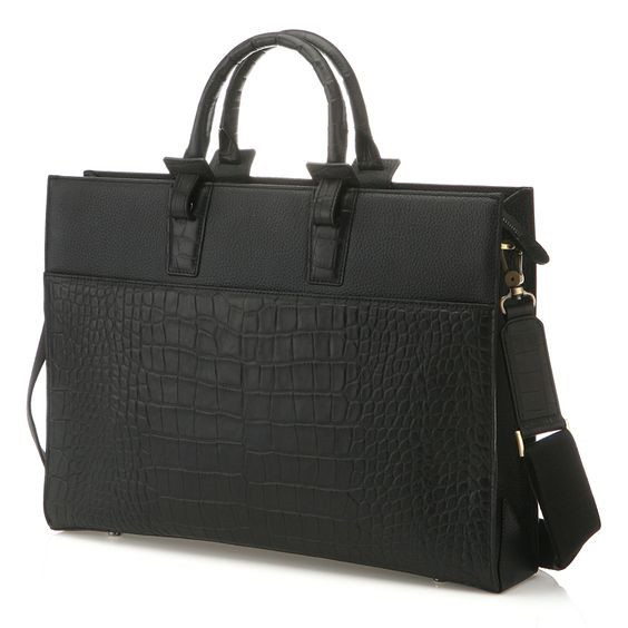 Chất liệu da bò, da cá sấu, hoặc da đà điểu là các lựa chọn phổ biến để thiết kế nên chiếc túi cặp táp đẳng cấp. Kiểu túi này là người bạn đồng hành của mọi quý ông công sở. Những chiếc áo sơ mi diện cùng quần tây, bộ suit chỉn chu là trang phục phù hợp nhất cho túi cặp táp. Khi chọn màu túi, phái mạnh nên phối đồng màu giữa giày và túi, thắt lưng.