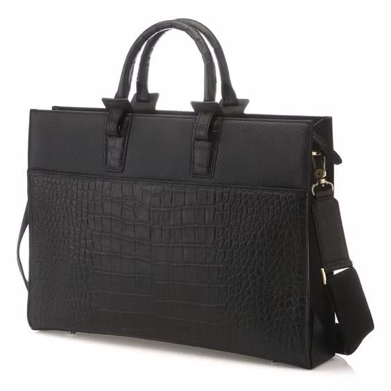 Chất liệu da bò, da cá sấu, hoặc da đà điểu là các lựa chọn phổ biến để thiết kế nên chiếc túi cặp táp đẳng cấp. Kiểu túi này là người bạn đồng hành của mọi quý ông công sở. Những chiếc áo sơ mi diện cùng quần tây, bộ suit chỉn chu là trang phục phù hợp nhất cho túi cặp táp. Khi chọn màu túi, phái mạnh nên phối đồng màu giữa giày và túi, thắt lưng.