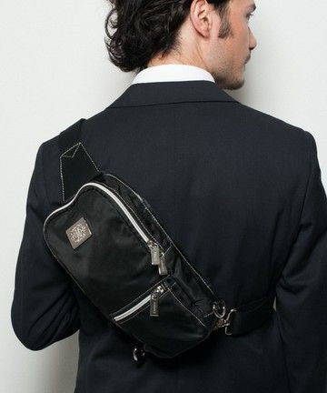 Túi đeo chéo nhỏ gọn: Túi đeo chéo khá mạo hiểm khi kết hợp cùng trang phục công sở. Vì nếu chỉ cần thiếu một chút khéo léo, bạn sẽ ngay lập tức trông như một anh chàng mới lớn. Nhưng nếu cẩn thận trong kiểu dáng và chất liệu, thì chiếc túi nhỏ nhắn này lại hoàn hảo cho vẻ năng động, với hồ sơ và giấy tờ, thậm chí là đựng được máy tính bảng.