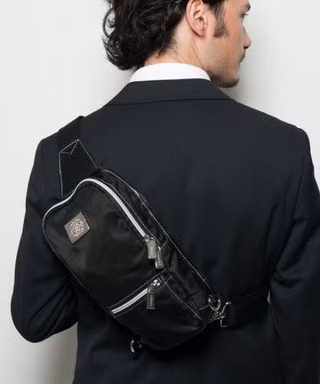 Túi đeo chéo nhỏ gọn: Túi đeo chéo khá mạo hiểm khi kết hợp cùng trang phục công sở. Vì nếu chỉ cần thiếu một chút khéo léo, bạn sẽ ngay lập tức trông như một anh chàng mới lớn. Nhưng nếu cẩn thận trong kiểu dáng và chất liệu, thì chiếc túi nhỏ nhắn này lại hoàn hảo cho vẻ năng động, với hồ sơ và giấy tờ, thậm chí là đựng được máy tính bảng.