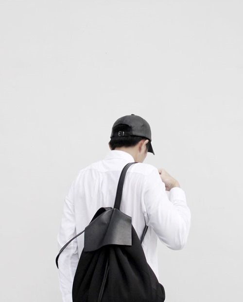 Vài năm gần đây, những kiểu dáng ba lô cao cấp như thế này đã trở thành món phụ kiện được quý ông lựa chọn để mang mỗi ngày. Các chất liệu như da, canvas hoặc da lộn là điểm cân bằng giữa sang trọng và phóng khoáng.