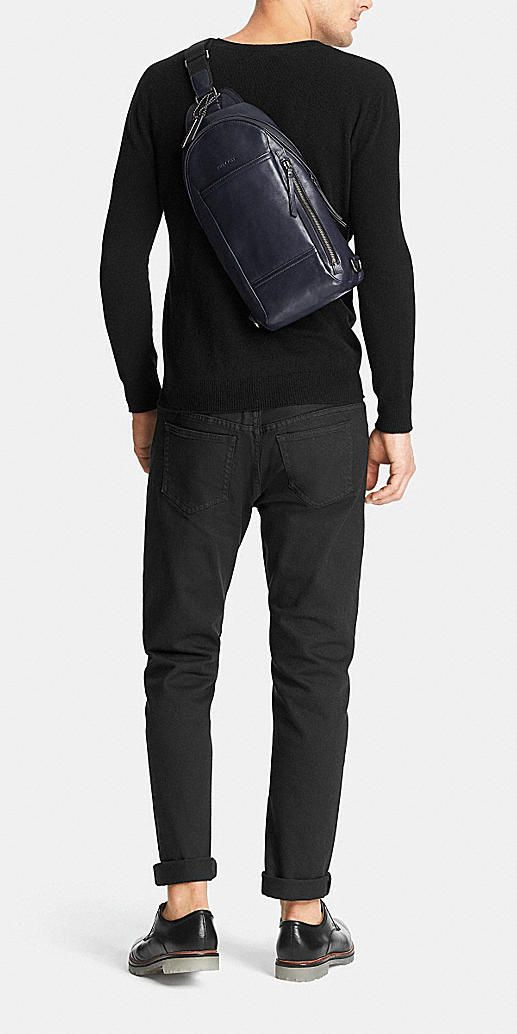 Các nhà thiết kế khuyên phái mạnh nên chọn túi canvas cho phong cách dạo phố, và chọn chất liệu da nếu như bạn có ý định mang đi làm hoặc mang nó trong nhiều năm tiếp theo.