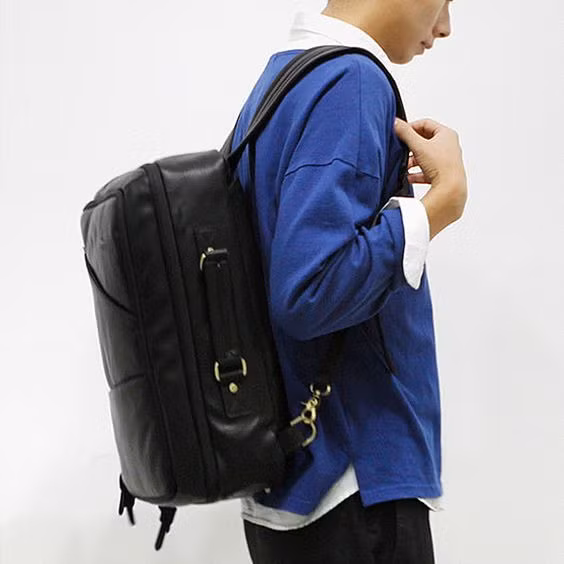 Ba lô đơn giản: Đây là món đồ mà quý ông có thể mang khi đi làm. Không có nhiều túi hộp, khoá kéo như những chiếc ba lô du lịch, ba lô của 2017 đơn giản hơn với chất liệu và đường may được chọn lọc cẩn thận.