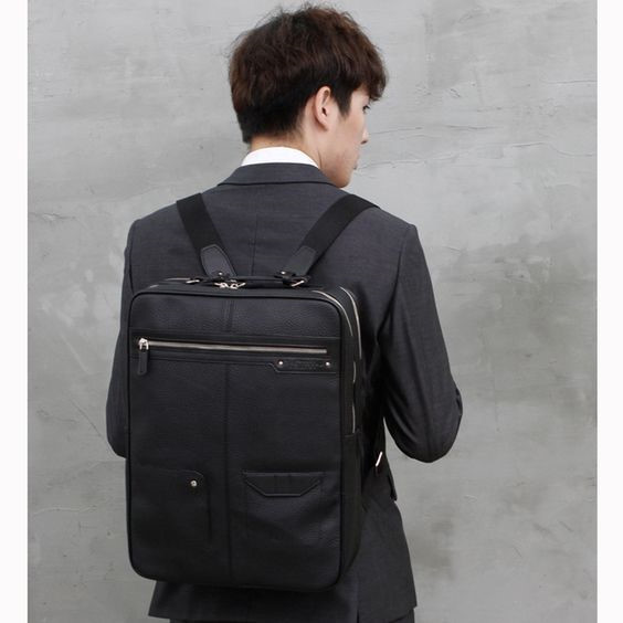 “Mọi người đều mang ba lô trong thời gian gần đây. Chính vì thế quý ông nên chọn thiết kế không bao giờ lỗi mốt” - Alison Lloyd, người sáng lập của thương hiệu phụ kiện Ally Capellino của nước Anh đã tuyên bố như thế.