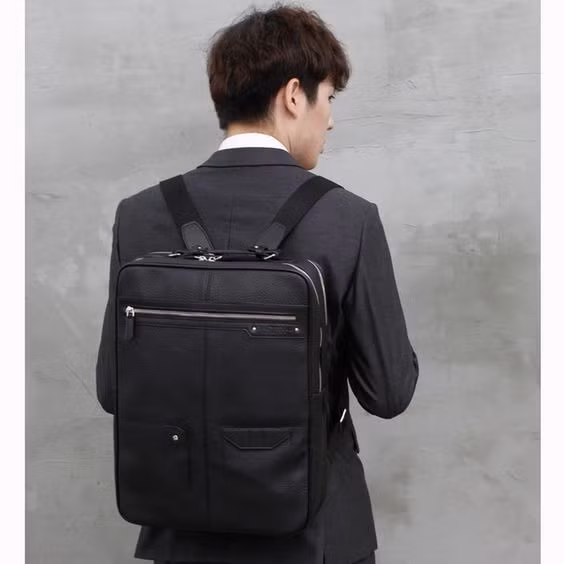 “Mọi người đều mang ba lô trong thời gian gần đây. Chính vì thế quý ông nên chọn thiết kế không bao giờ lỗi mốt” - Alison Lloyd, người sáng lập của thương hiệu phụ kiện Ally Capellino của nước Anh đã tuyên bố như thế.