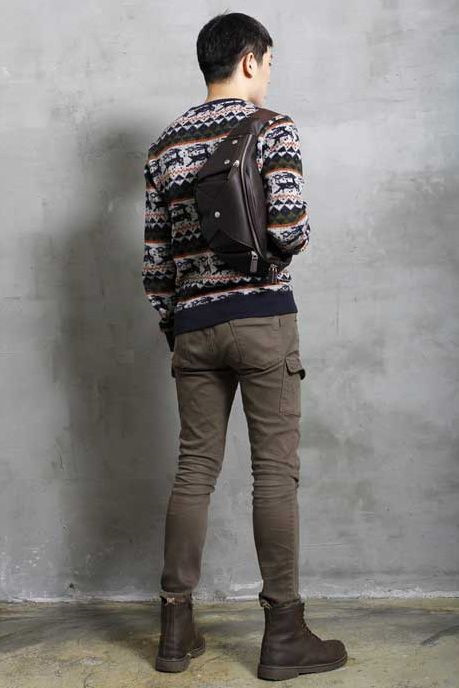 Không có kiểu túi nào lại vừa vặn cho một quý ông bận rộn như túi đeo chéo. Nó vừa cổ điển, tiện dụng và đơn giản. Túi đeo chéo giống như sẽ đem bạn về những ngày tháng khi mà cuộc sống đơn giản hơn rất nhiều. Với xu hướng 2017, túi đeo chéo lại đi ngược lại sự đơn giản của những kiểu túi khác như nhiều nắp túi hơn, nhiều đường viền hơn, nhiều màu sắc hơn.