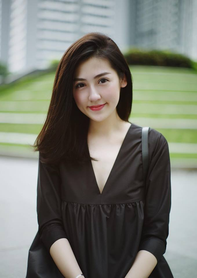 Chẳng cần hở bạo, Tú Anh vẫn "gây thương nhớ" cho người đối diện.