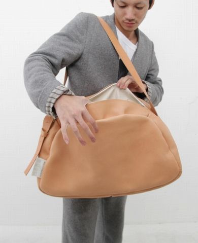 Với chất liệu của năm 2018, các nhà thiết kế ưa chuộng da tổng hợp, canvas hoặc chất vải cotton được nhuộm màu tối như xanh quân đội hoặc xanh navy. Các màu sắc lạ mắt này đem lại làn gió mới cho tủ quần áo, đồng thời cũng rất kinh điển và có thể mang được cho mọi mùa trong năm.