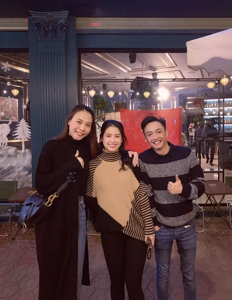 Cường Đô La và Đàm Thu Trang tươi cười rạng rỡ bên cạnh bạn bè.