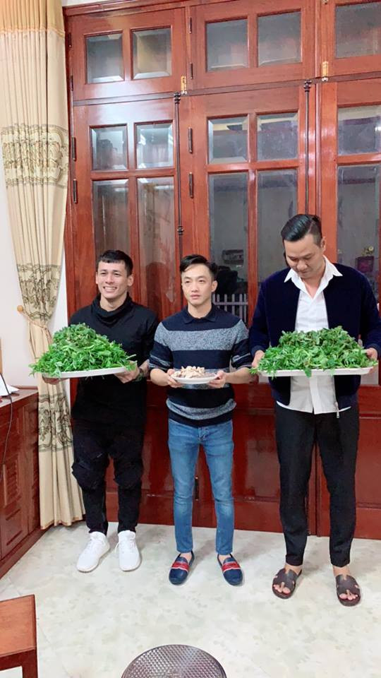 Hình ảnh Cường Đô La nghiêm trang bê "tráp" tại nhà Đàm Thu Trang.