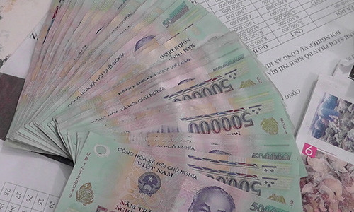 Nhat duoc coc tien 500.000 dong, 3 nam sinh tim nguoi tra lai