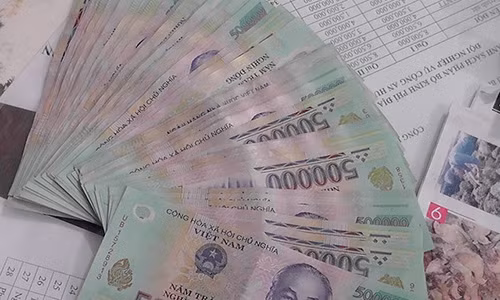 Nhat duoc coc tien 500.000 dong, 3 nam sinh tim nguoi tra lai