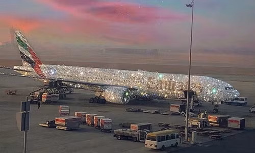 May bay phu kin kim cuong khien dan tinh xon xao