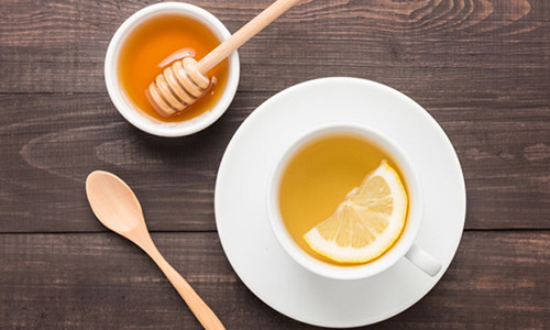 Uống nước mật ong ấm vào buổi sáng là bí quyết giúp phụ nữ Nhật Bản trẻ lâu hơn - Ảnh: Internet