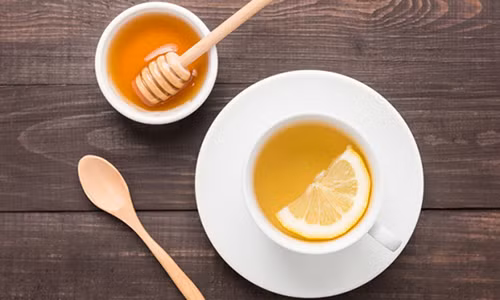 Uống nước mật ong ấm vào buổi sáng là bí quyết giúp phụ nữ Nhật Bản trẻ lâu hơn - Ảnh: Internet