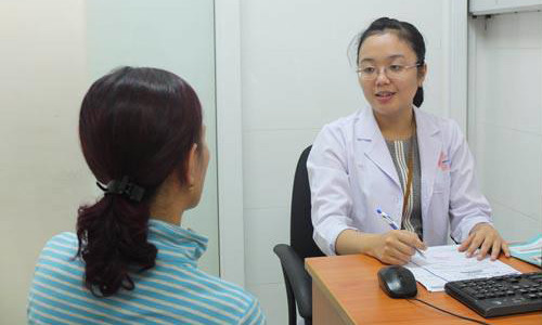 ThS-BS Huỳnh Đoàn Phương Mai đang tư vấn rối loạn tình dục cho bệnh nhân nữ.