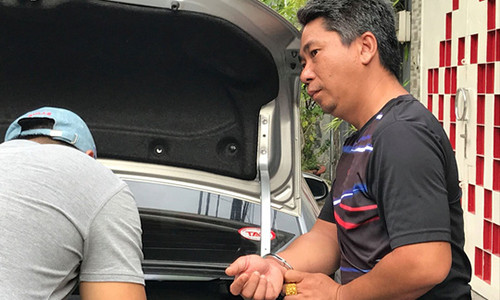 Hồ Quốc Thái cùng tang vật.